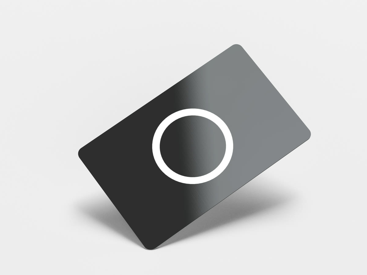 A black Cirqle Card, ring side